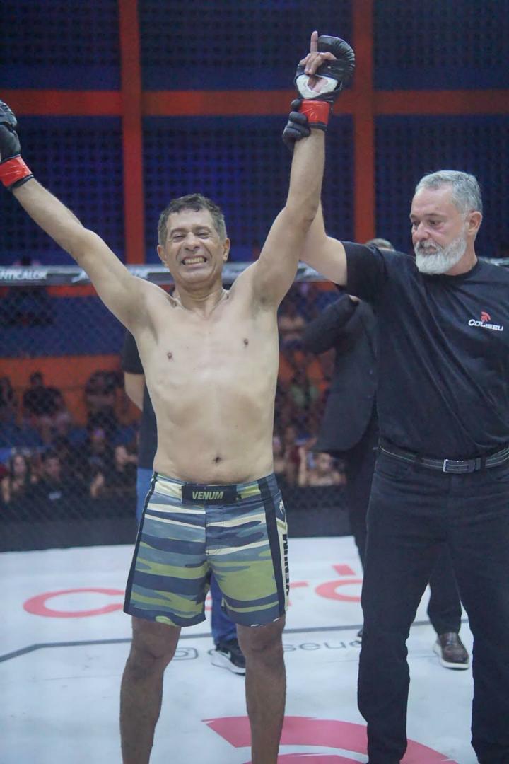 Marcelo Farias, um dos pioneiros do MMA em Alagoas, conquistou a vitória na 2ª edição do “Coliseu na Comunidade”. ( Créditos | Cortesia : © Metrópoles Esportes | © Gazeta Web | © TV Gazeta de Alagoas | © gazetaweb.com | © Coliseu na Comunidade | © Coliseu Extreme Fight | © coliseuef.com.br | @gazetaweb | @tvgazetaalagoas | @coliseuef | Reprodução / © Instagram | @gazetaweb | Reprodução : © X / antigo © Twitter | Divulgação ).